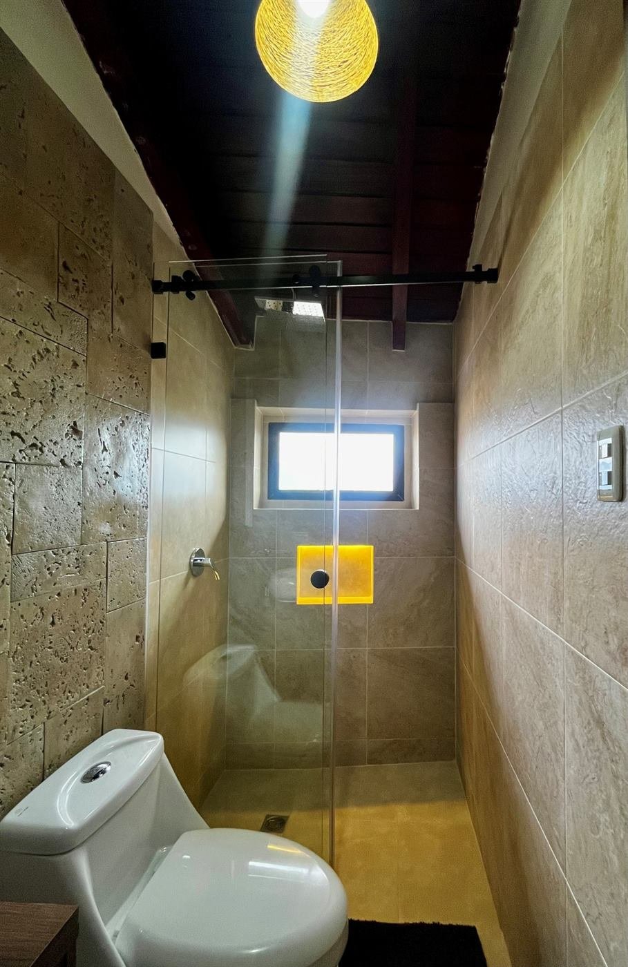 Baño con mueble y espejo